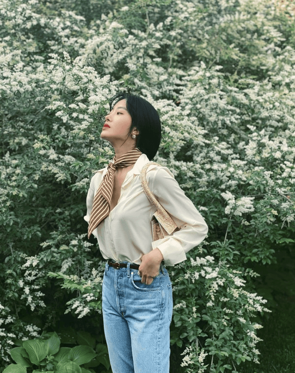 杨采钰穿土掉渣的衣服,婶婶用的丝巾都能搭配的很高级,气质好怎么穿都风情万种