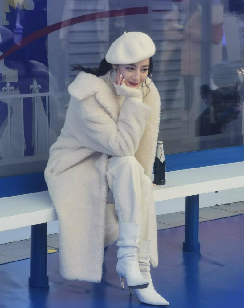 迪丽热巴白色紧身毛衣配羊羔毛外套，时尚保暖还显身材