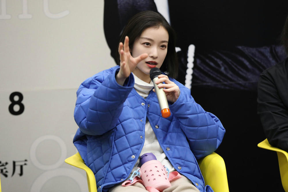 倪妮绗缝棉服搭宽松毛裤，气质太好无惧女神包袱