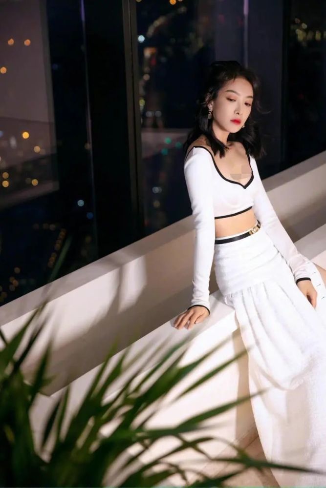 宋茜穿白底黑边露脐套裙，妩媚风情与典雅韵味并存