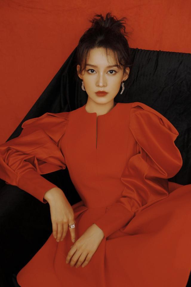 李沁跨年晚会造型曝光，红裙配皮手套明艳复古