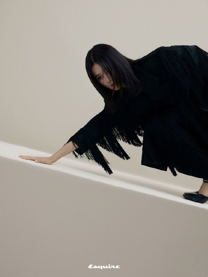 乔欣2021新年时尚大片,终于找到突破口,时髦冷艳造型吸睛