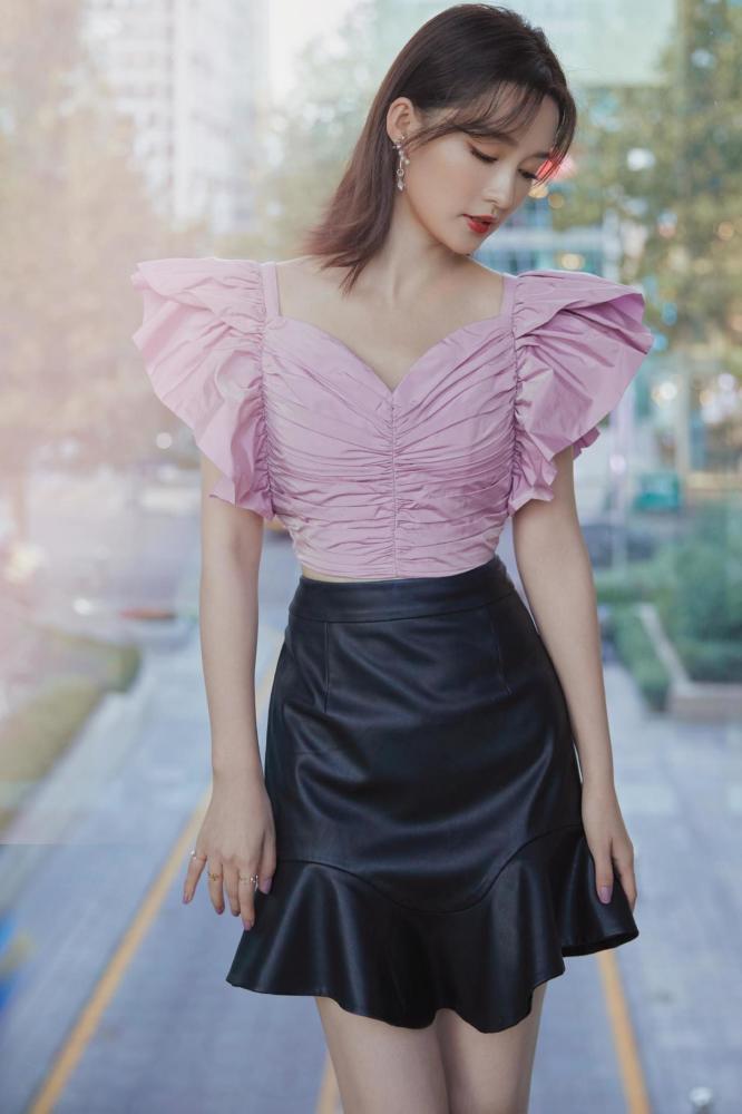 李沁穿浅绿色风衣搭牛仔裤精致甜美，少女感十足