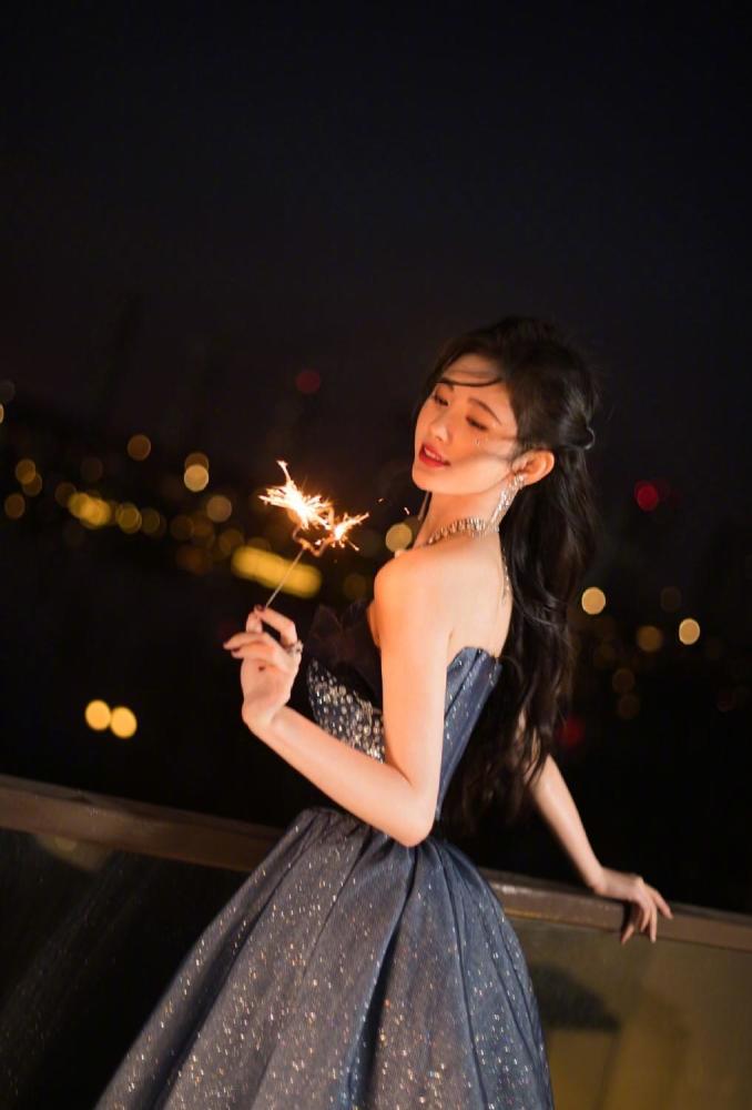 鞠婧祎穿短毛衣搭配牛仔裤随性洋气,戴贝雷帽复古又时髦