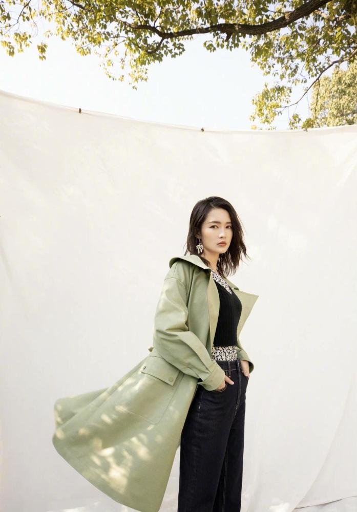 李沁穿浅绿色风衣搭牛仔裤精致甜美，少女感十足