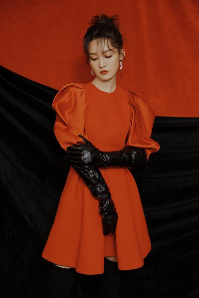 李沁跨年晚会造型曝光，红裙配皮手套明艳复古
