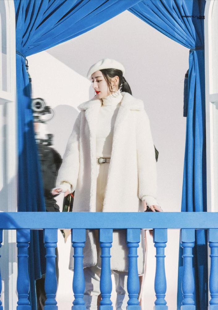 迪丽热巴白色紧身毛衣配羊羔毛外套，时尚保暖还显身材