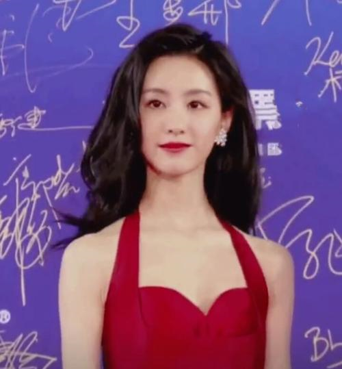 怎么穿衣打扮才能摆脱“学生气”？学女明星们的这些方法，成熟又有魅力