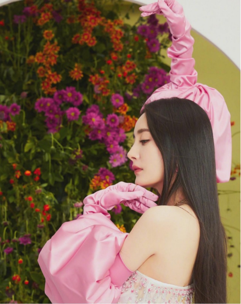 杨幂登越南《时尚芭莎》开年封面,国内女明星第三人