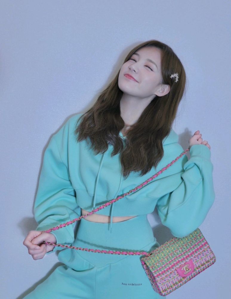 李一桐用颜色穿出元气少女感,也太显嫩了