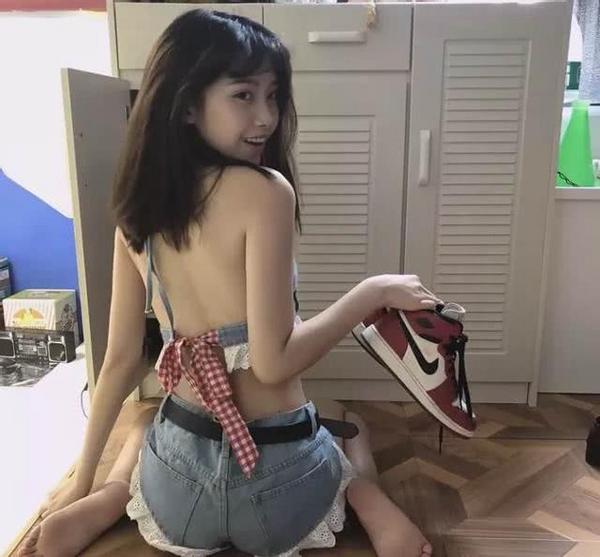 半藏森林牛年第一发私房照，奢靡生活引人关注，但茶艺却变low了