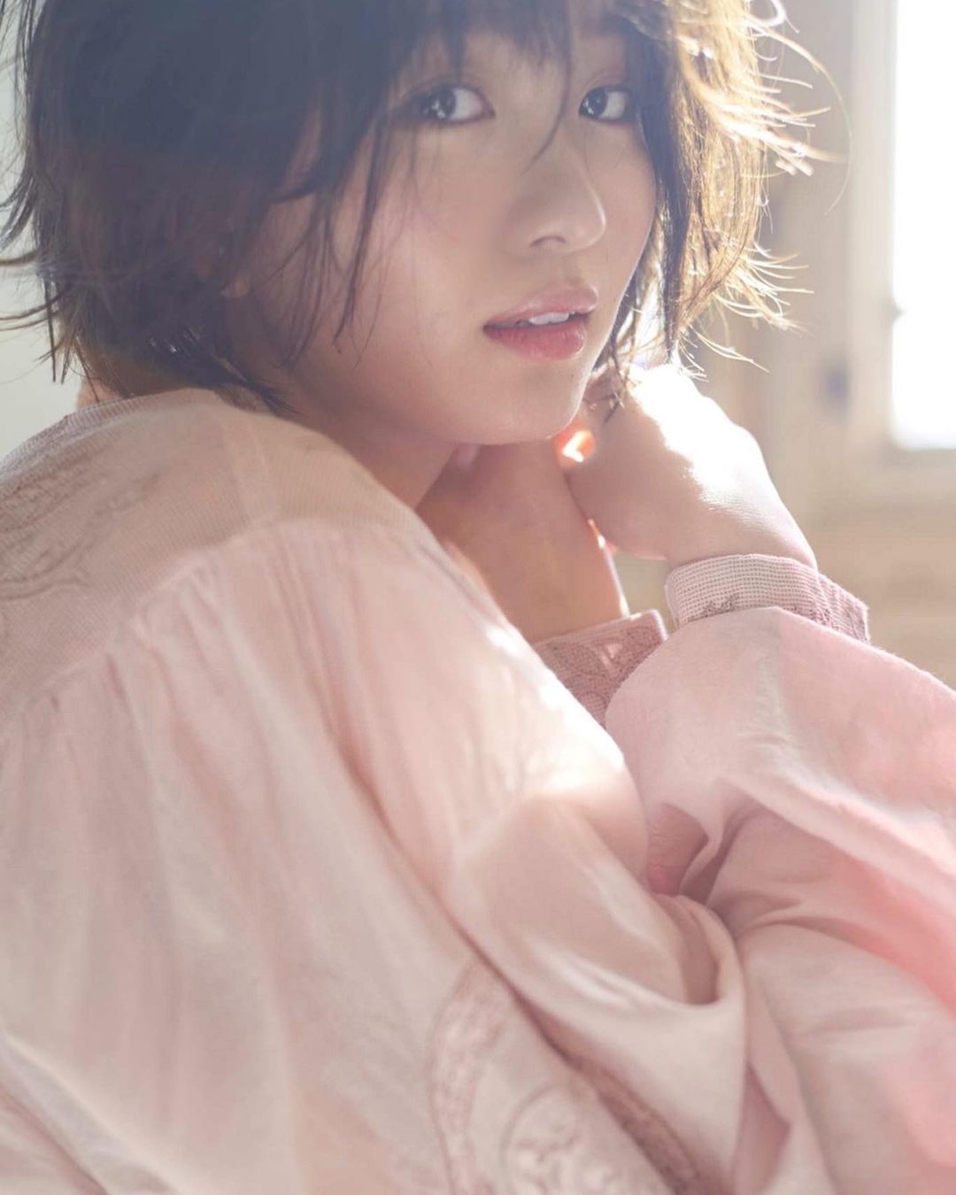 日系时尚杂志模特冈崎纱绘甜美笑容亲和力十足，完全理想型女友