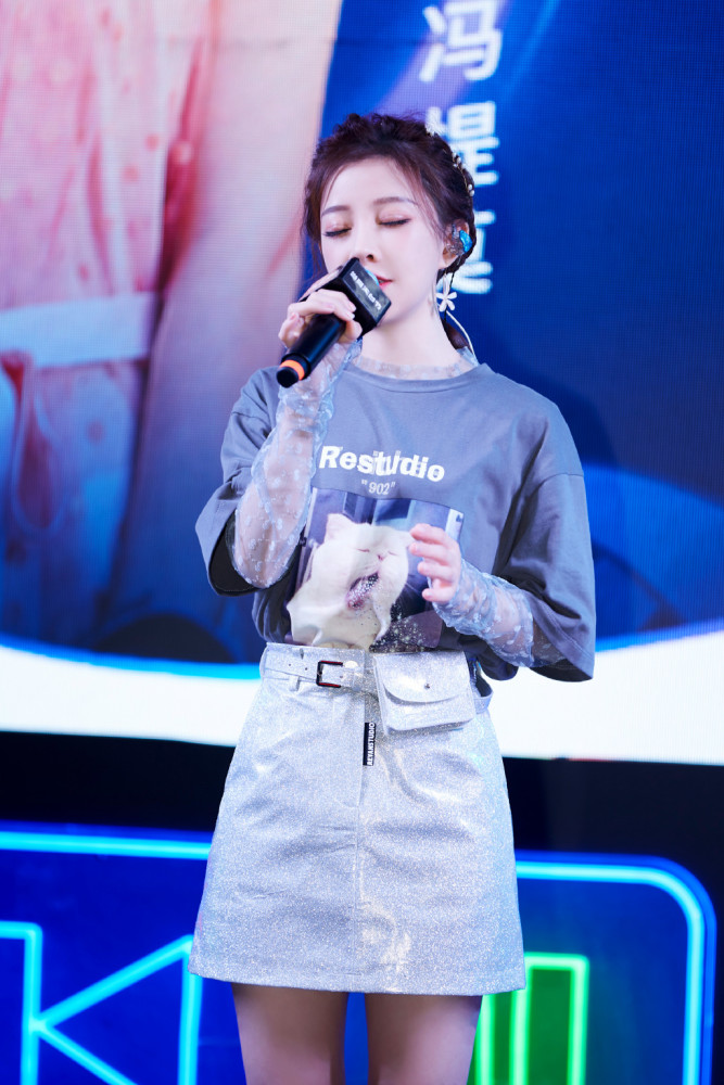 冯提莫带火了甜美风穿搭,减龄青春咋看咋美