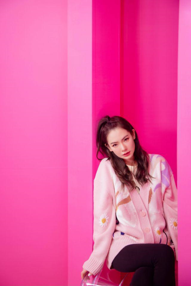 戚薇花边衬衣配红色吊带公主范十足，喜庆还很洋气