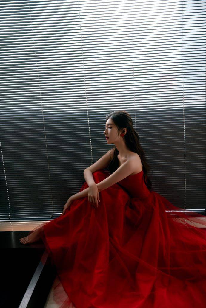 江疏影穿红裙大秀香肩 红纱覆面美艳又迷人