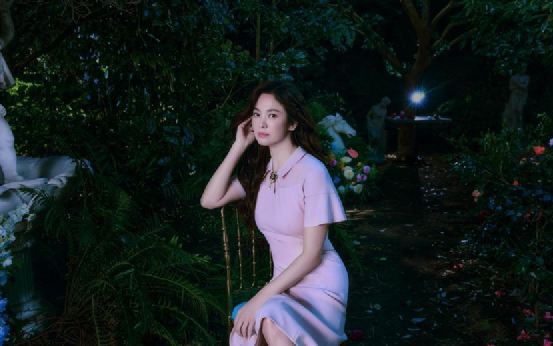 宋慧乔波浪卷发优雅动人,一双美腿格外耀眼