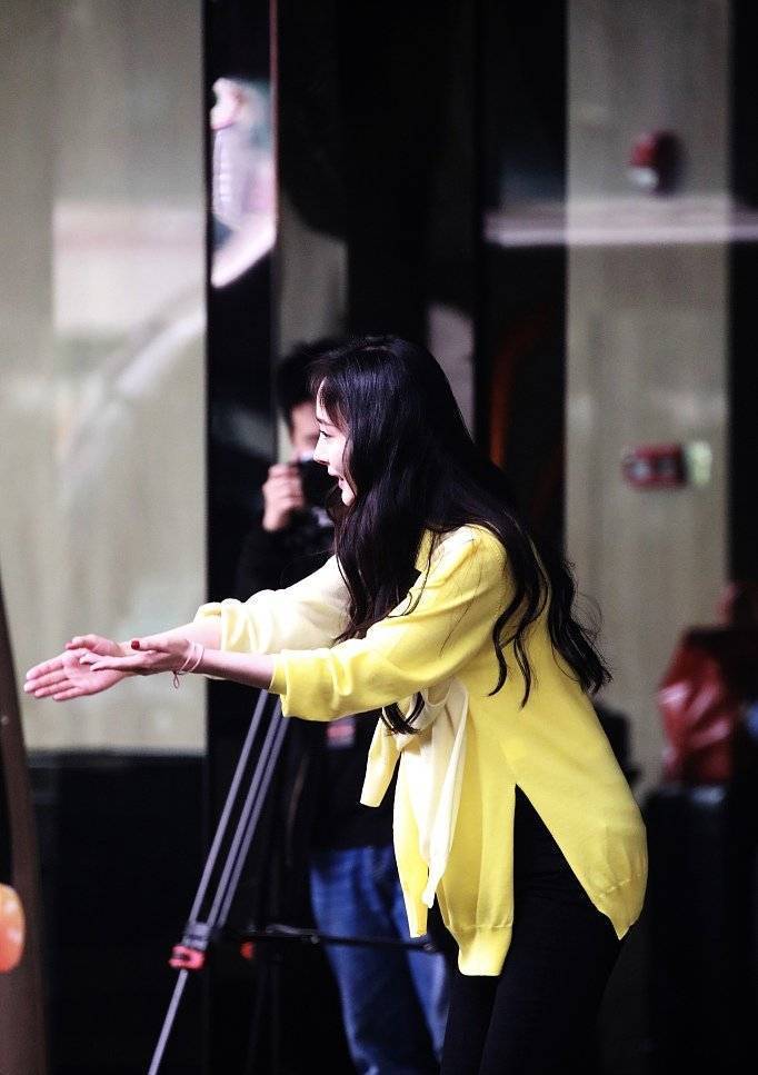 杨幂黄色针织上衣搭黑色破洞裤，捂嘴娇笑又美又甜！