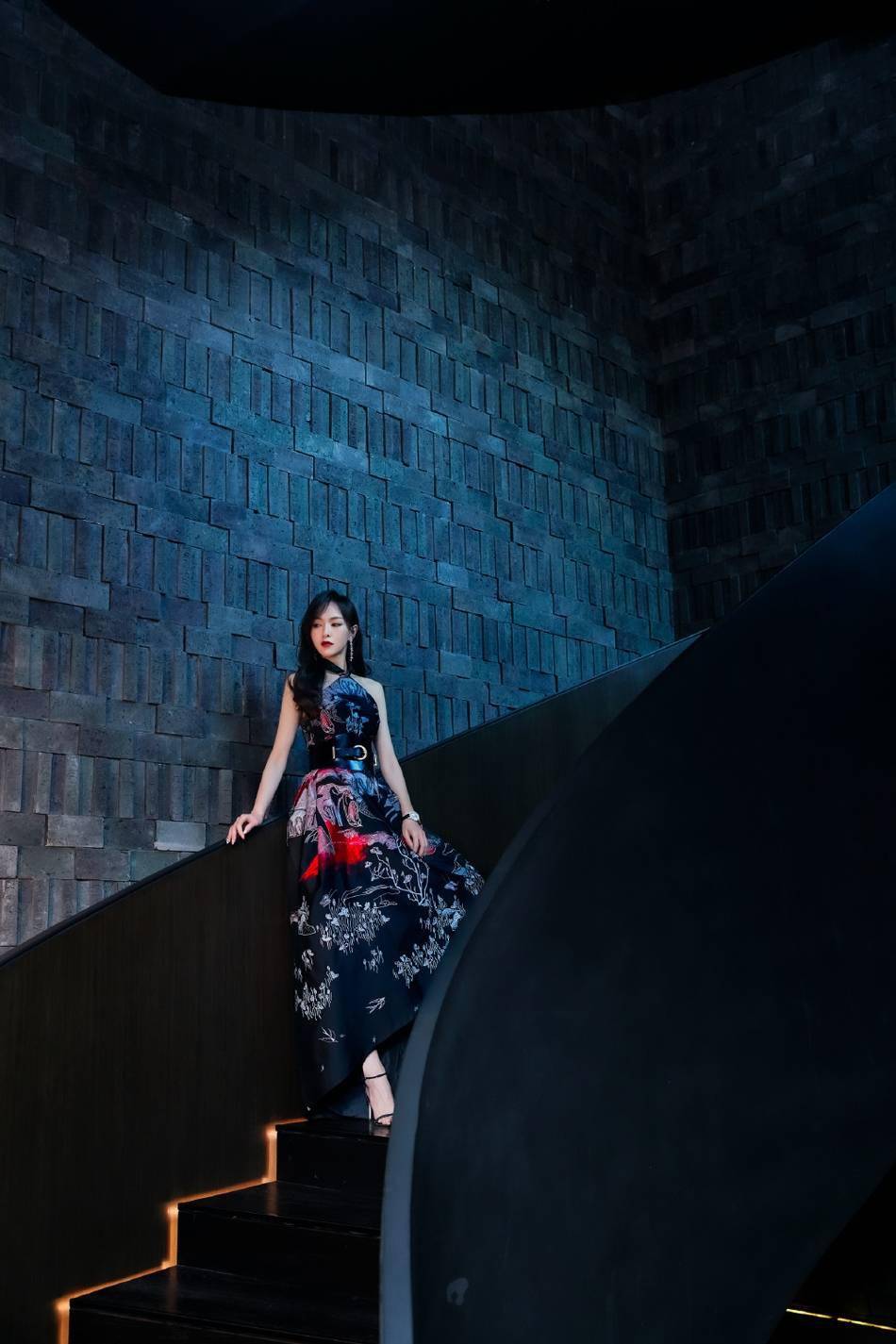 唐嫣中式风新年写真曝光 一袭黑色长裙端庄美艳