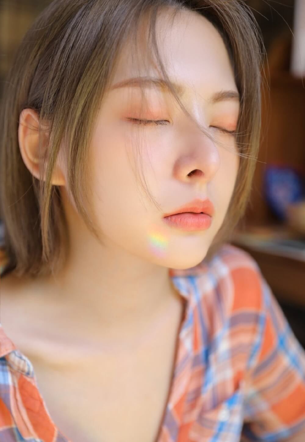 短发衬衫美女侧颜秀美居家图片写真