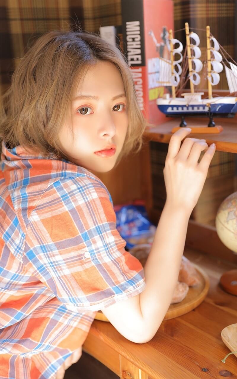 短发衬衫美女侧颜秀美居家图片写真