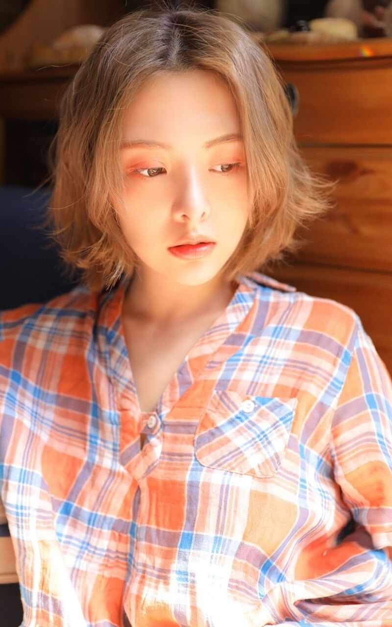 短发衬衫美女侧颜秀美居家图片写真