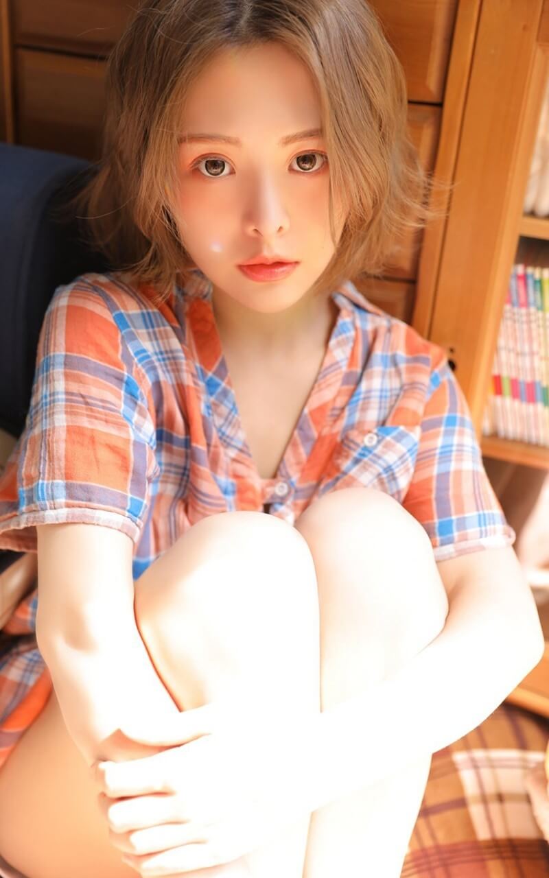 短发衬衫美女侧颜秀美居家图片写真