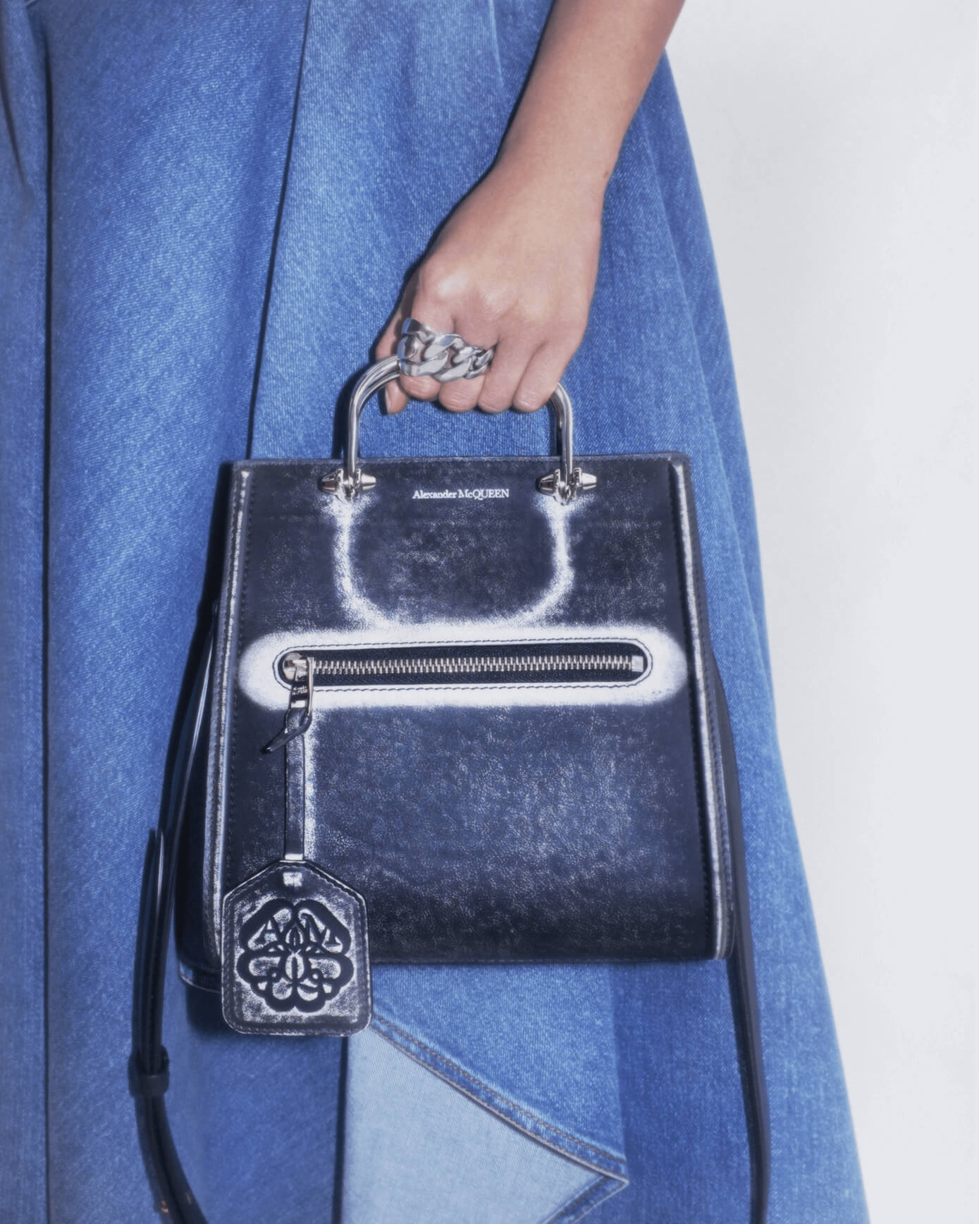 以流畅弧度勾勒优雅线条:Alexander McQueen新作The Short Story Bag