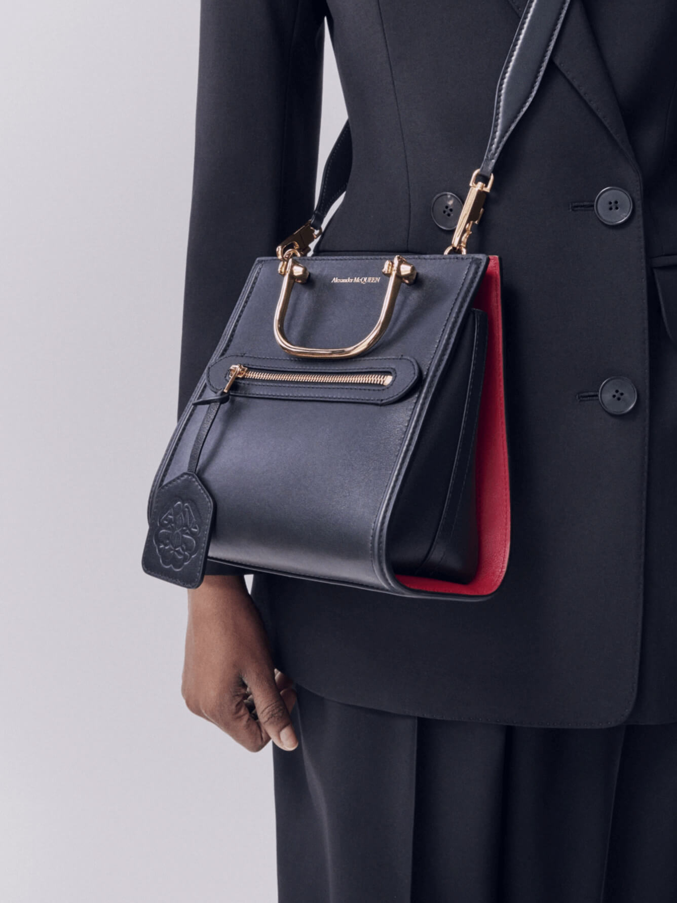 以流畅弧度勾勒优雅线条:Alexander McQueen新作The Short Story Bag