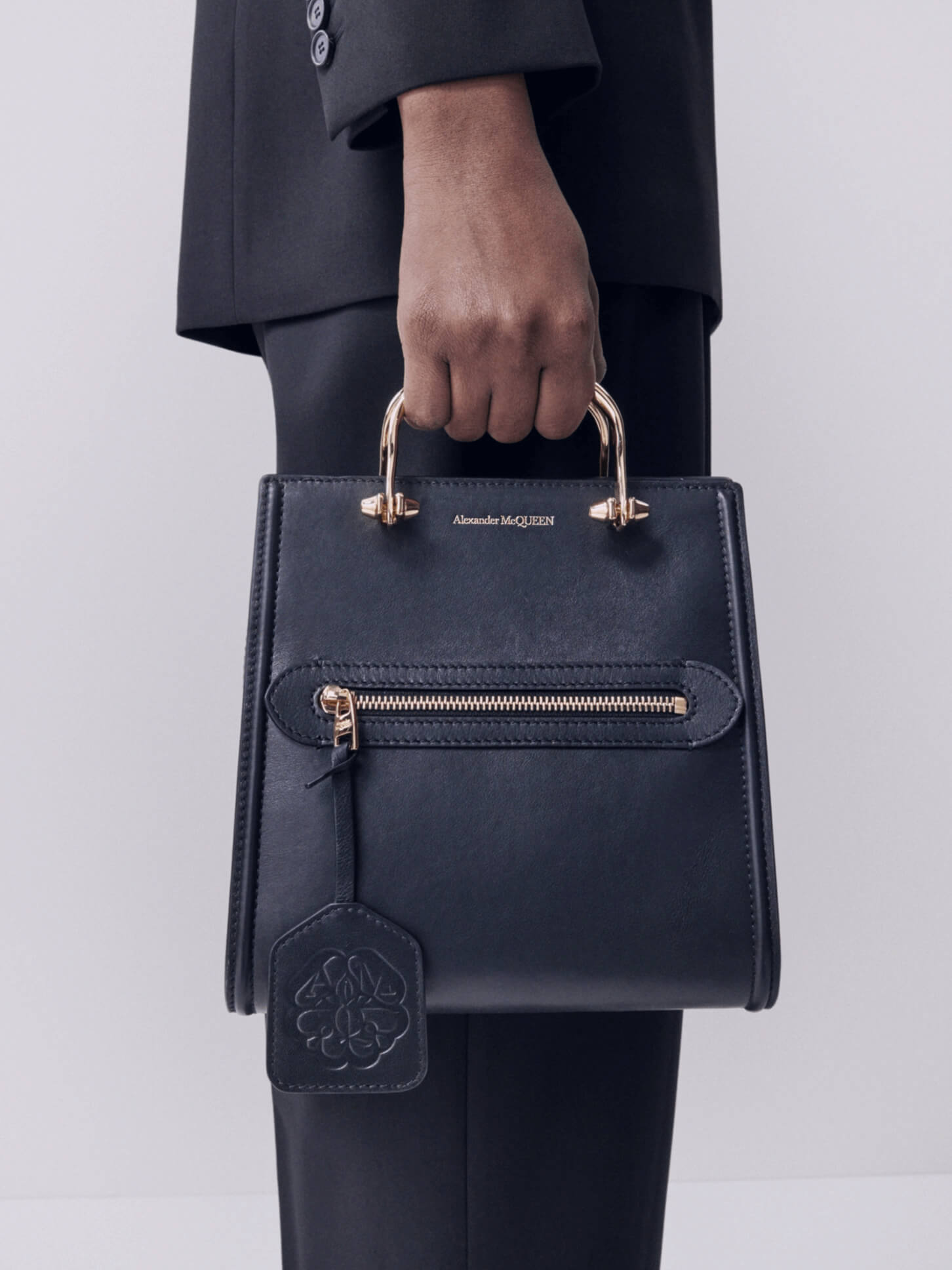 以流畅弧度勾勒优雅线条:Alexander McQueen新作The Short Story Bag