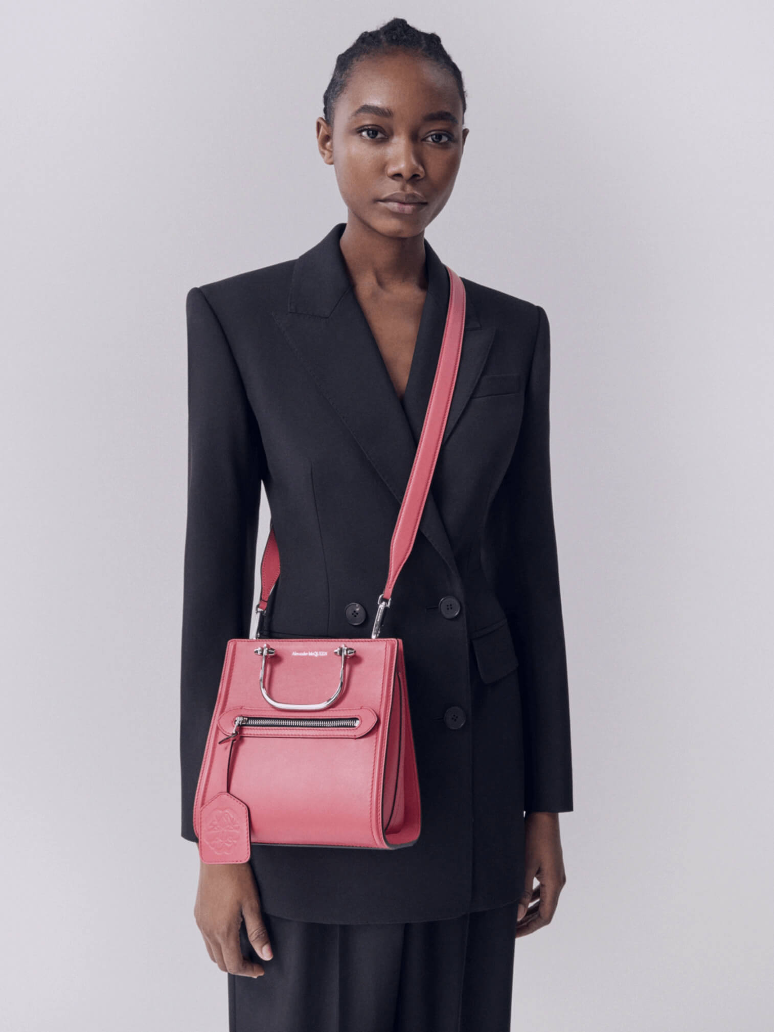 以流畅弧度勾勒优雅线条:Alexander McQueen新作The Short Story Bag