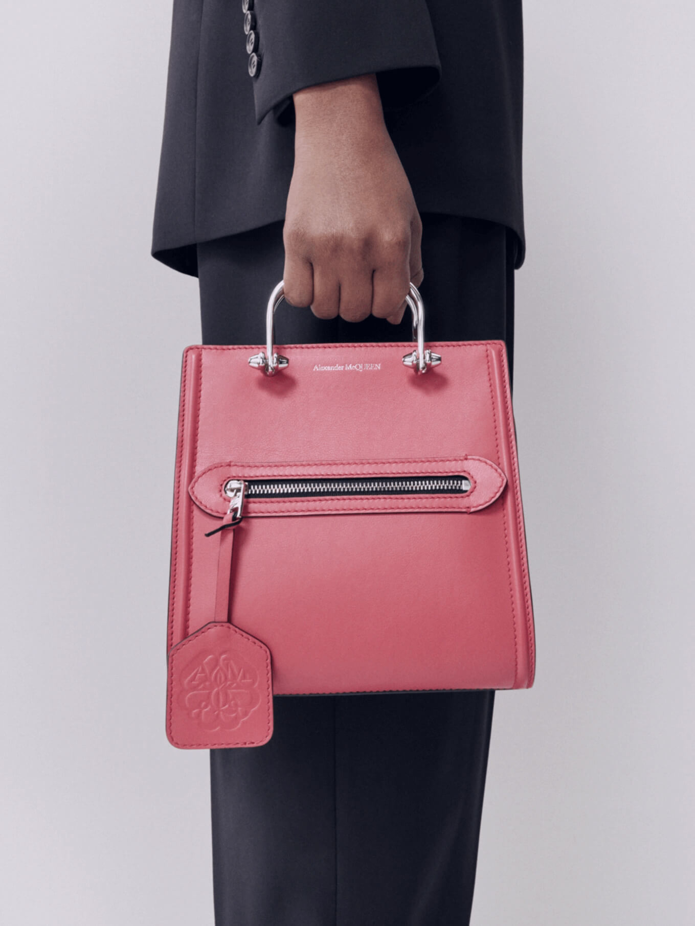 以流畅弧度勾勒优雅线条:Alexander McQueen新作The Short Story Bag