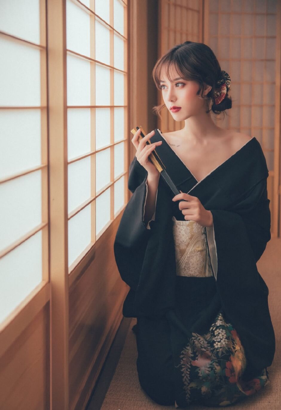 日系极品低胸气质美女性感优雅迷人图片写真