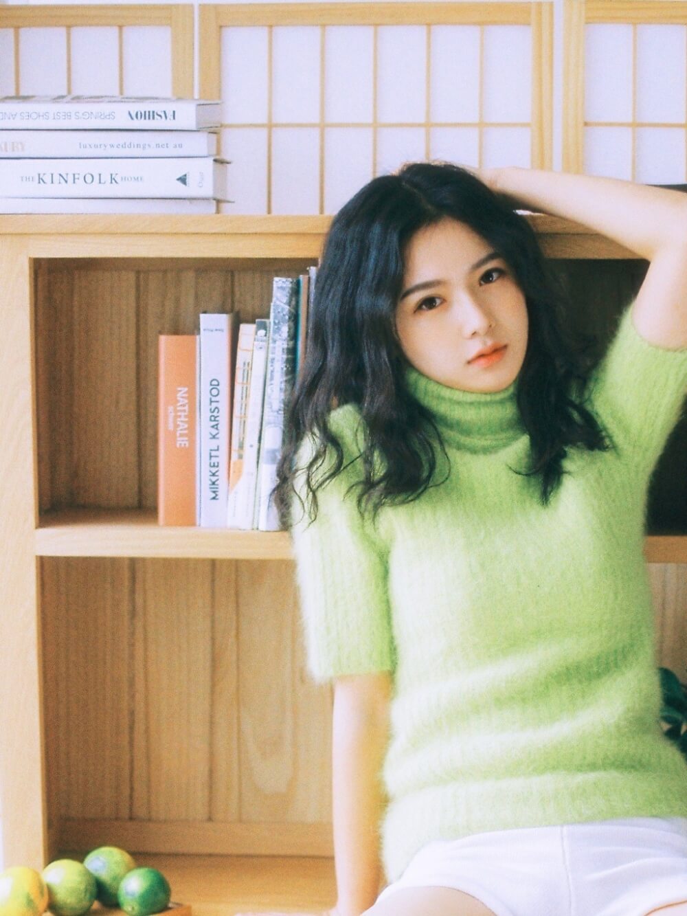 穿绿色柔软毛衣的御姐美女美腿私房照片写真