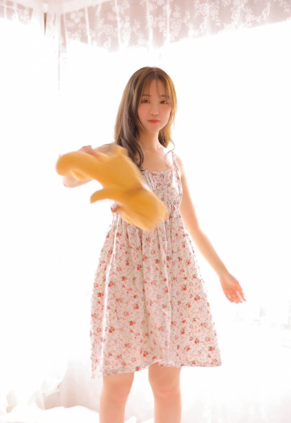 穿吊带裙可爱唯美模特房内迷人套图写真