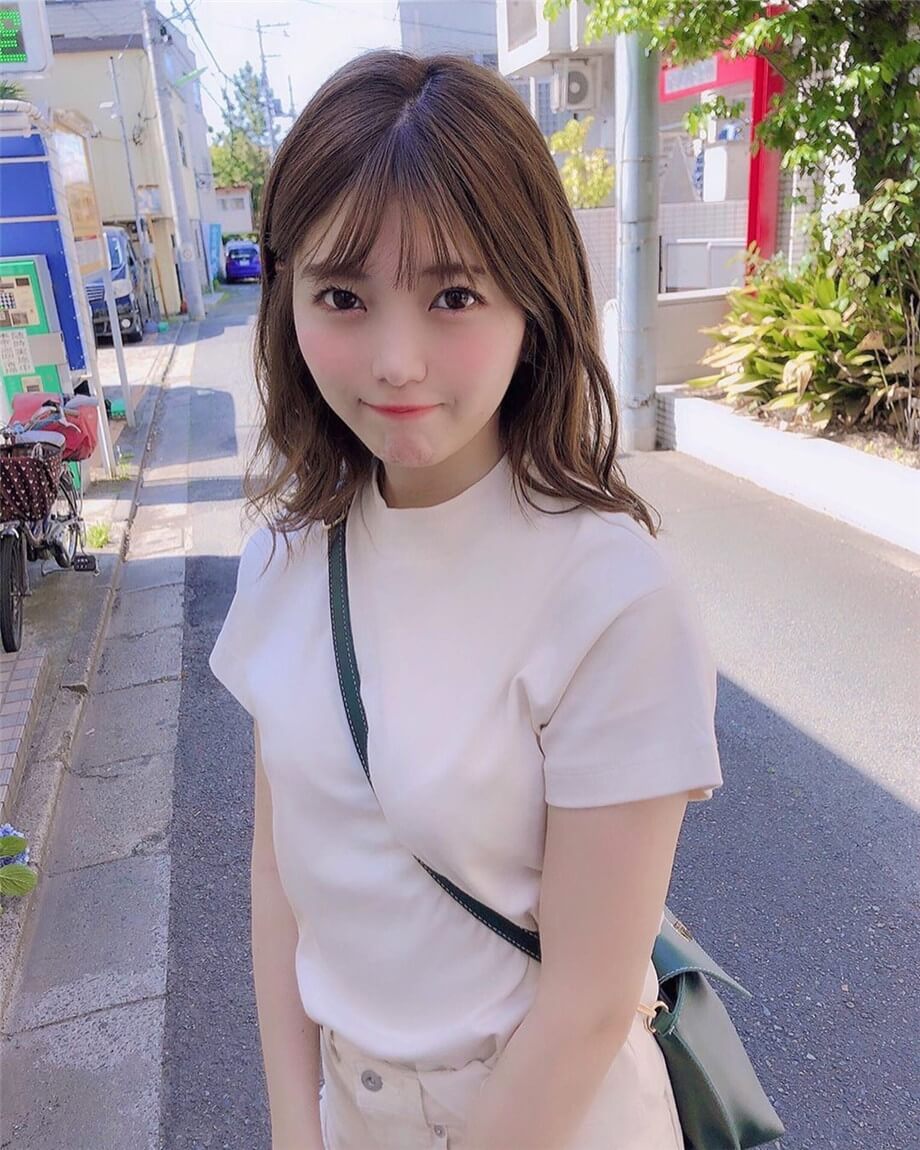 日系邻家小姐姐街头青涩甜美照片