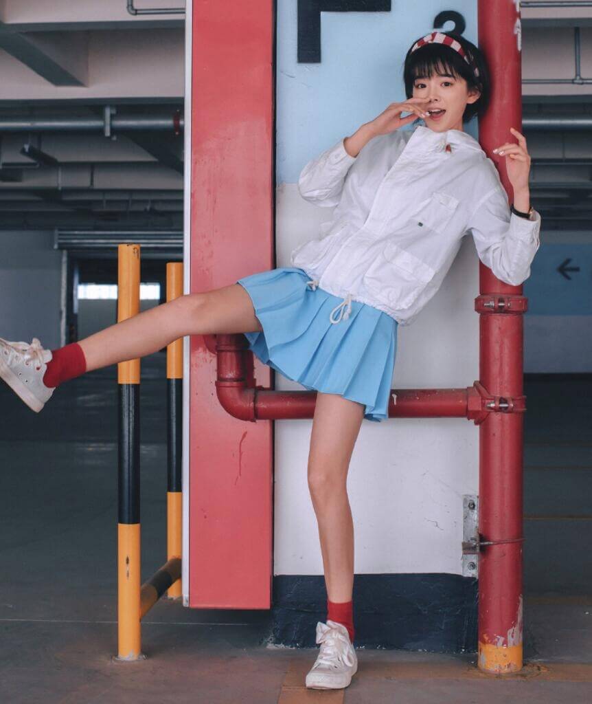 清纯短发活泼美女户外艺术风格写真