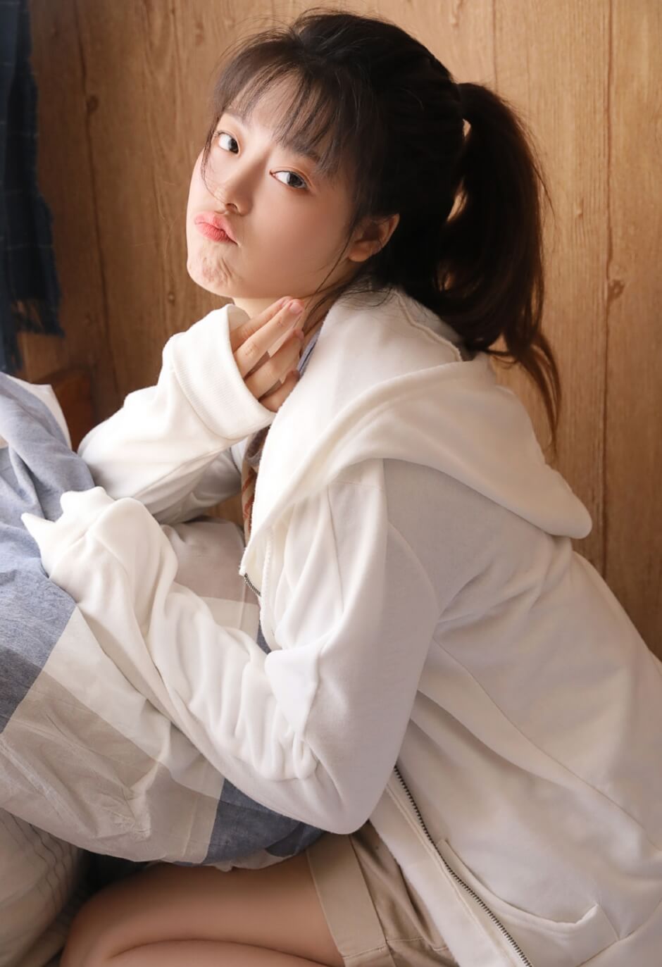 穿性感吊带睡衣的邻家美少女闺房撩人美图