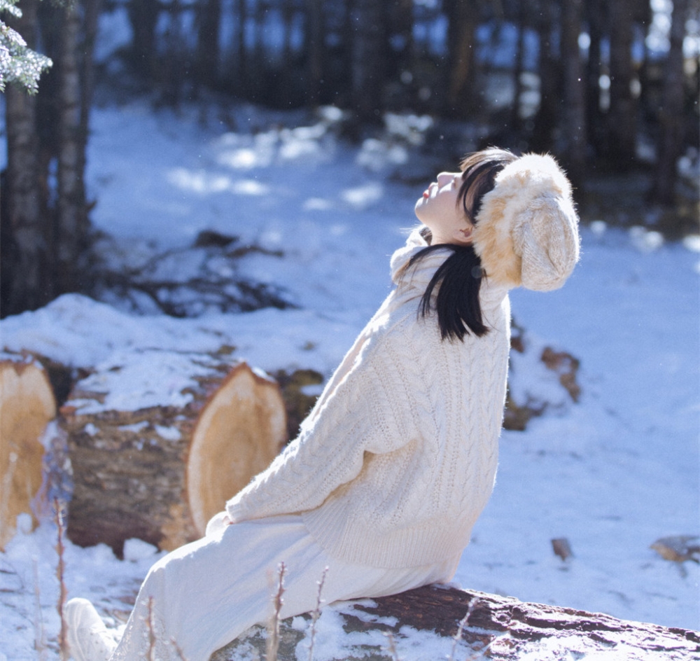 雪地里的俏皮可爱纯情美女唯美艺术图片摄影写真
