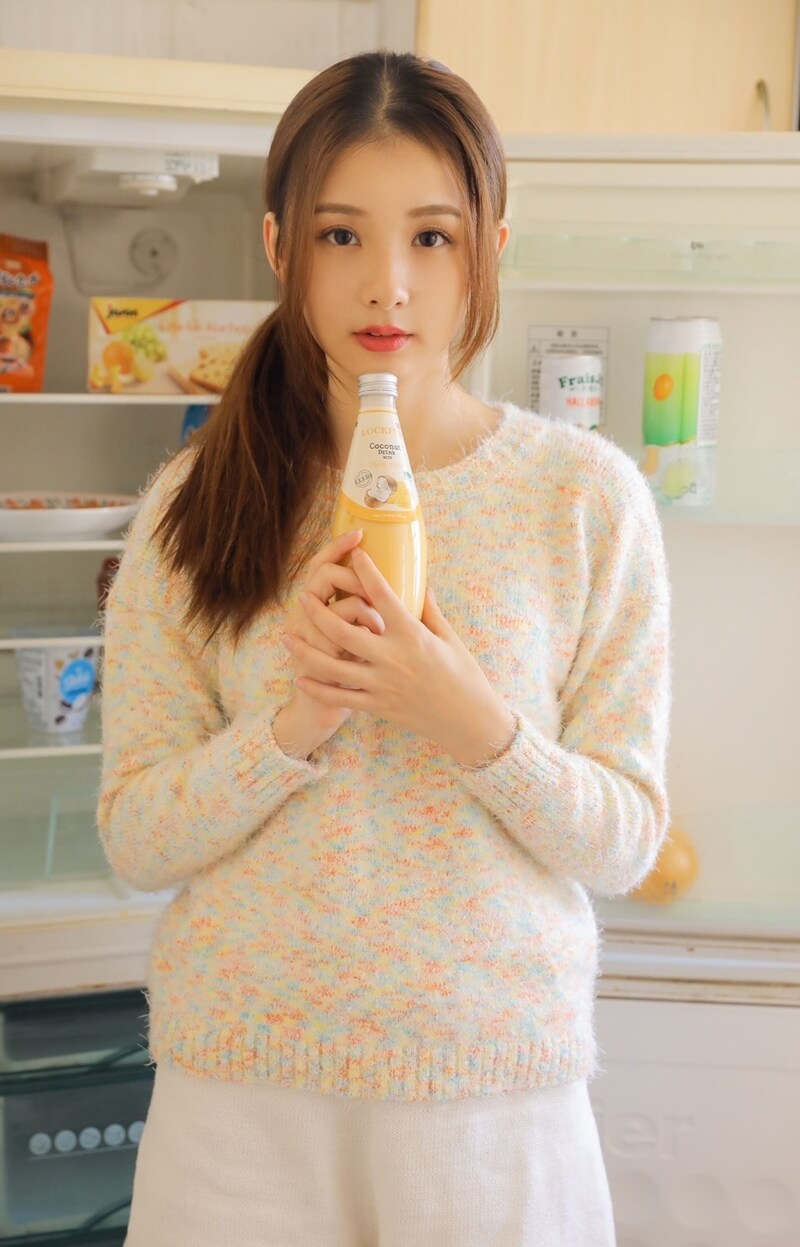 知性甜美的邻家大姐姐居家风格写真