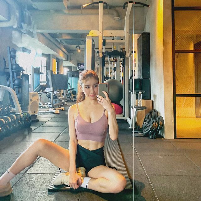 论坛上疯传一张戴口罩的正妹，她竟然是写真女星《亚里沙》