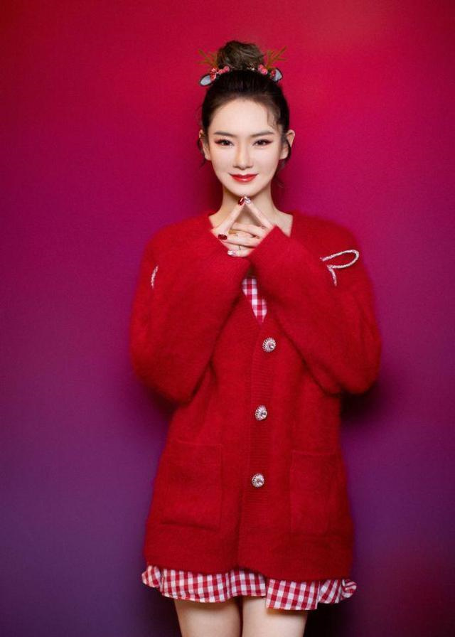 戚薇花边衬衣配红色吊带公主范十足，喜庆还很洋气