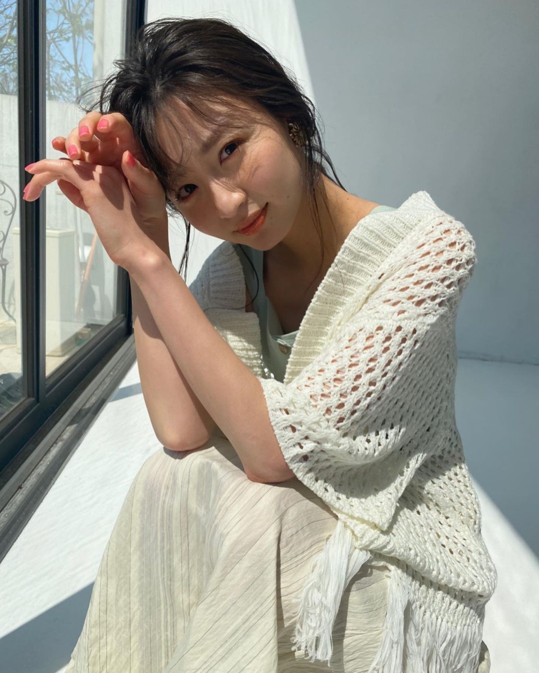 日系时尚杂志模特冈崎纱绘甜美笑容亲和力十足，完全理想型女友