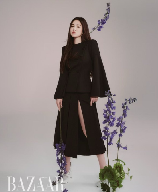 宋慧乔波浪卷发优雅动人,一双美腿格外耀眼