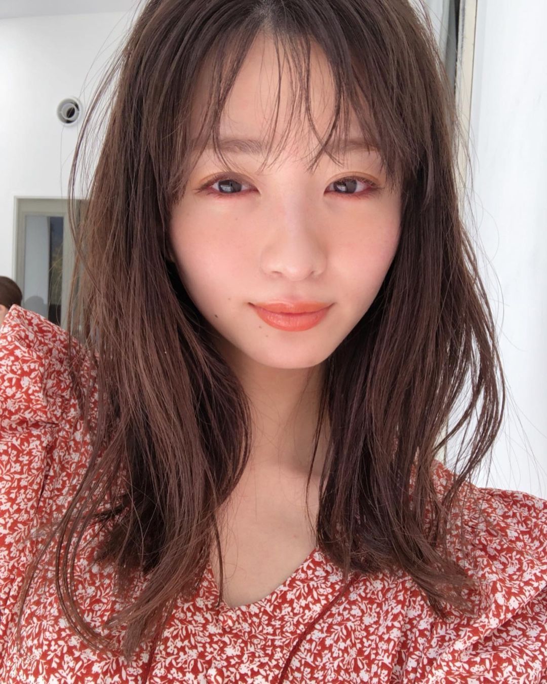 日系时尚杂志模特冈崎纱绘甜美笑容亲和力十足，完全理想型女友