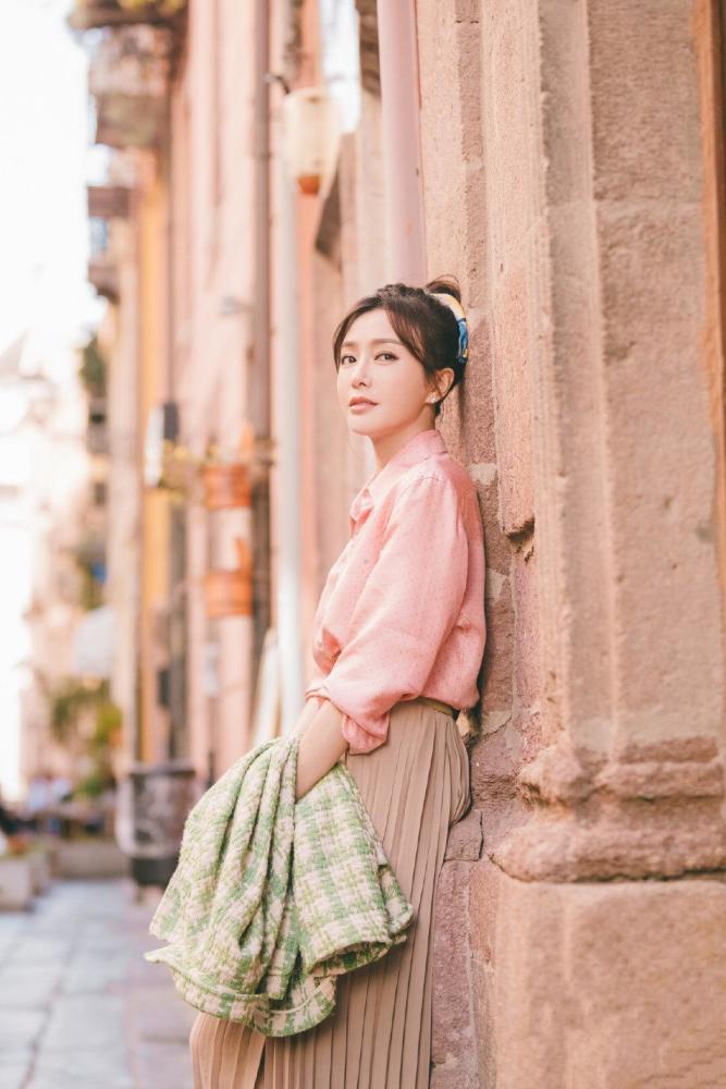 秦岚粉色衬衫配百褶裙时尚减龄，丸子头气质还减龄