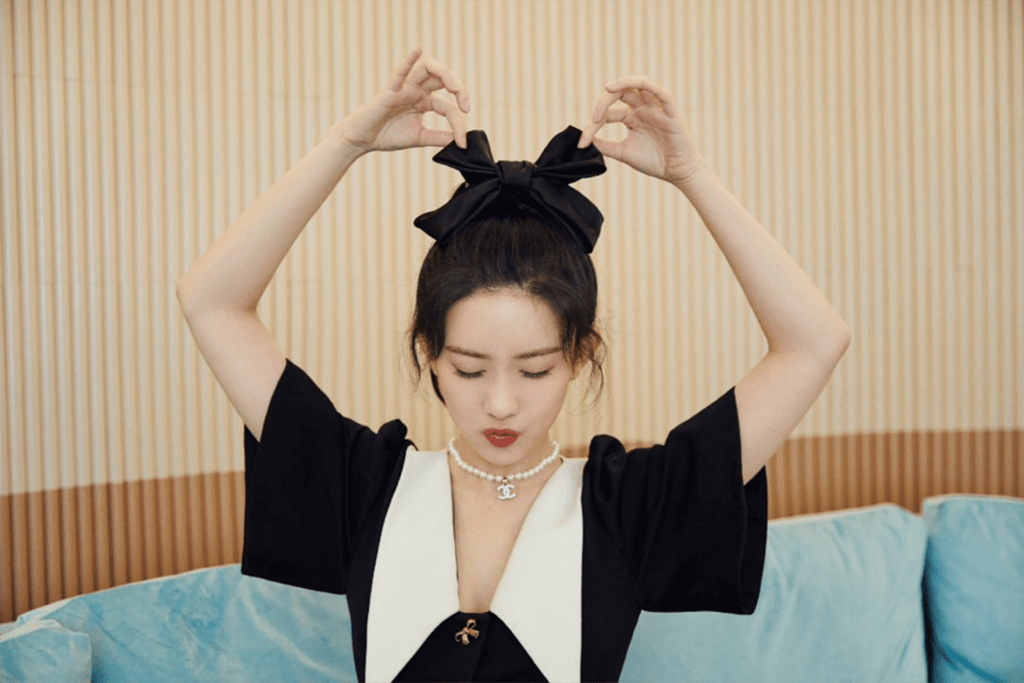 孟子义穿V领小短裙大秀好身材,小香风短裙造型“又纯又欲”