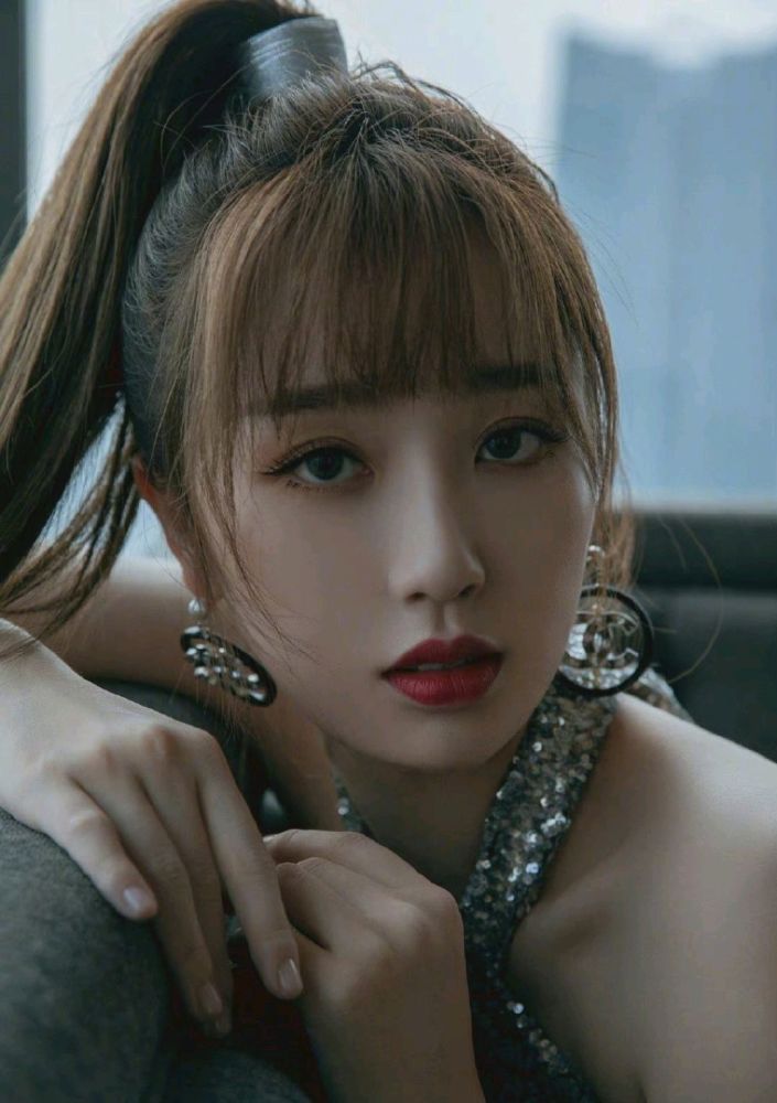 虞书欣穿银色亮片连衣裙配高马尾洋气精致,成熟大气