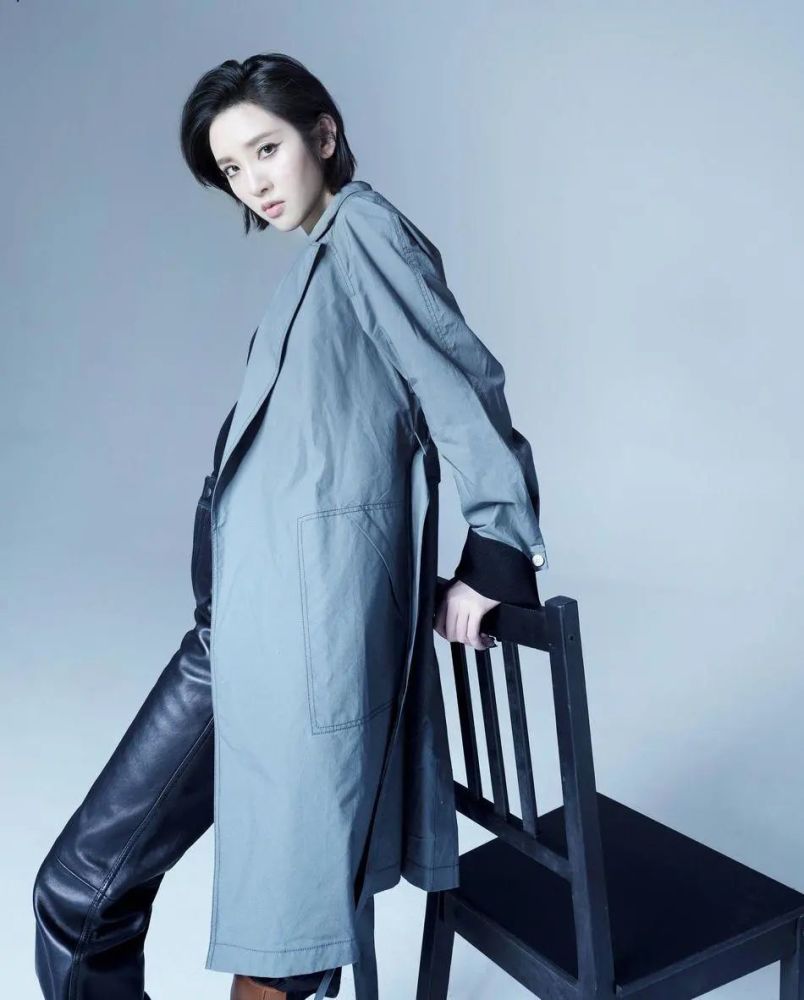 唐艺昕拒绝甜美玩转酷飒潮流,猫系烟熏妆太“勾人”