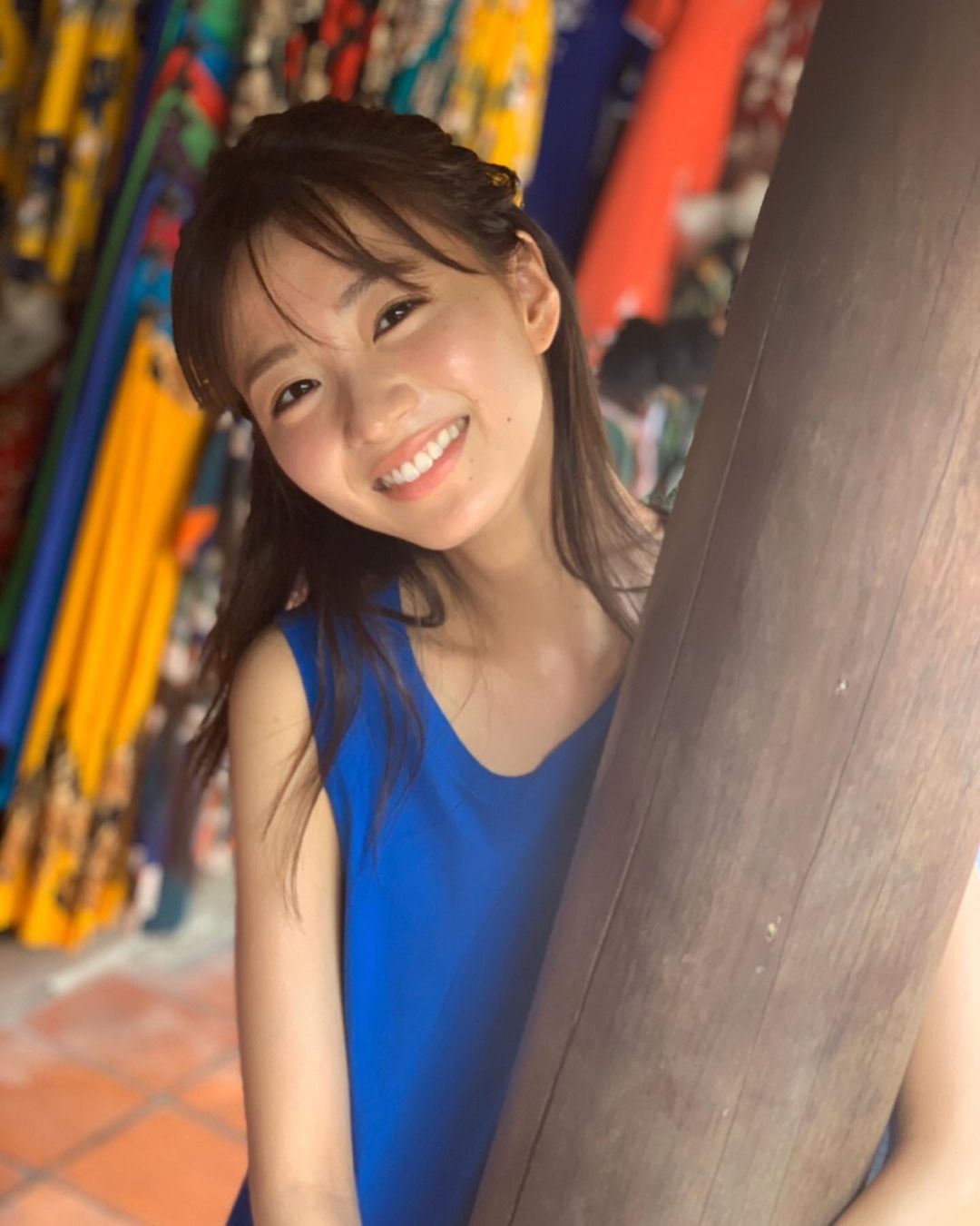 日系时尚杂志模特冈崎纱绘甜美笑容亲和力十足，完全理想型女友