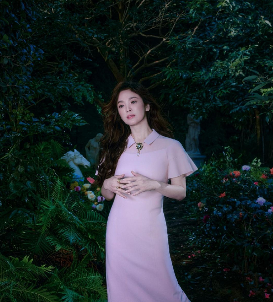 宋慧乔波浪卷发优雅动人,一双美腿格外耀眼